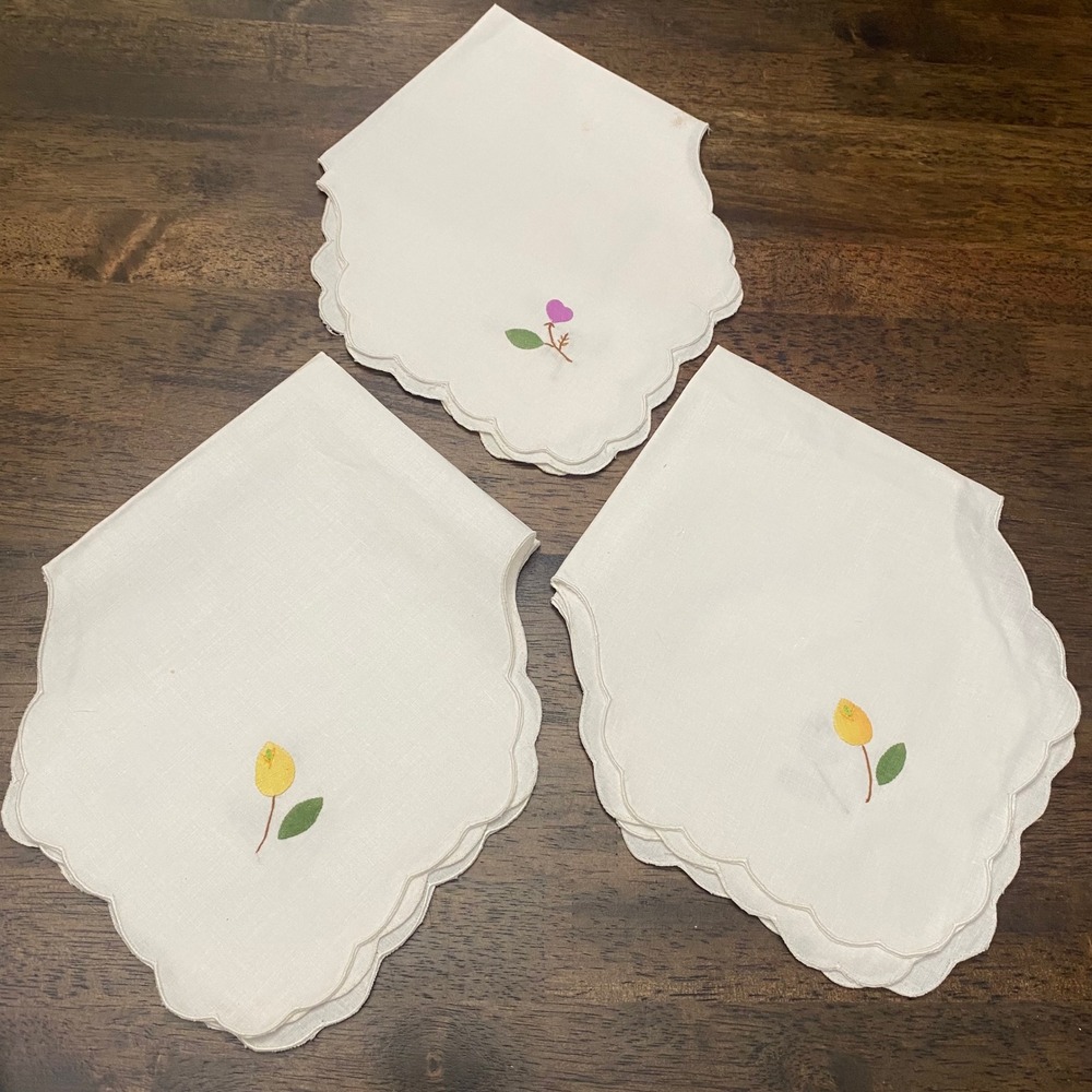 Vintage Hand Stitched Floral Applique Tablecloth and 3 Scalloped Napkins - Picture 10 of 10